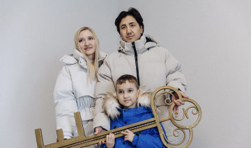 Сегодня, 24 февраля, первые лица города и металлургического комбината перерезали символическую красную ленточку и поздравили первых новосёлов.